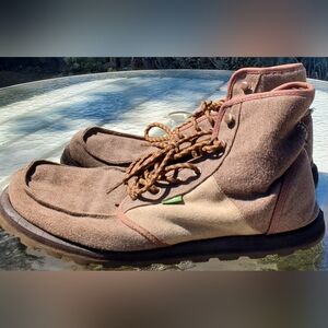 SANUK MEN'S SKYLINE BOOTS US 12 GUC. LOTS OF TREAD VERY PLIABLE SOFT COMFY